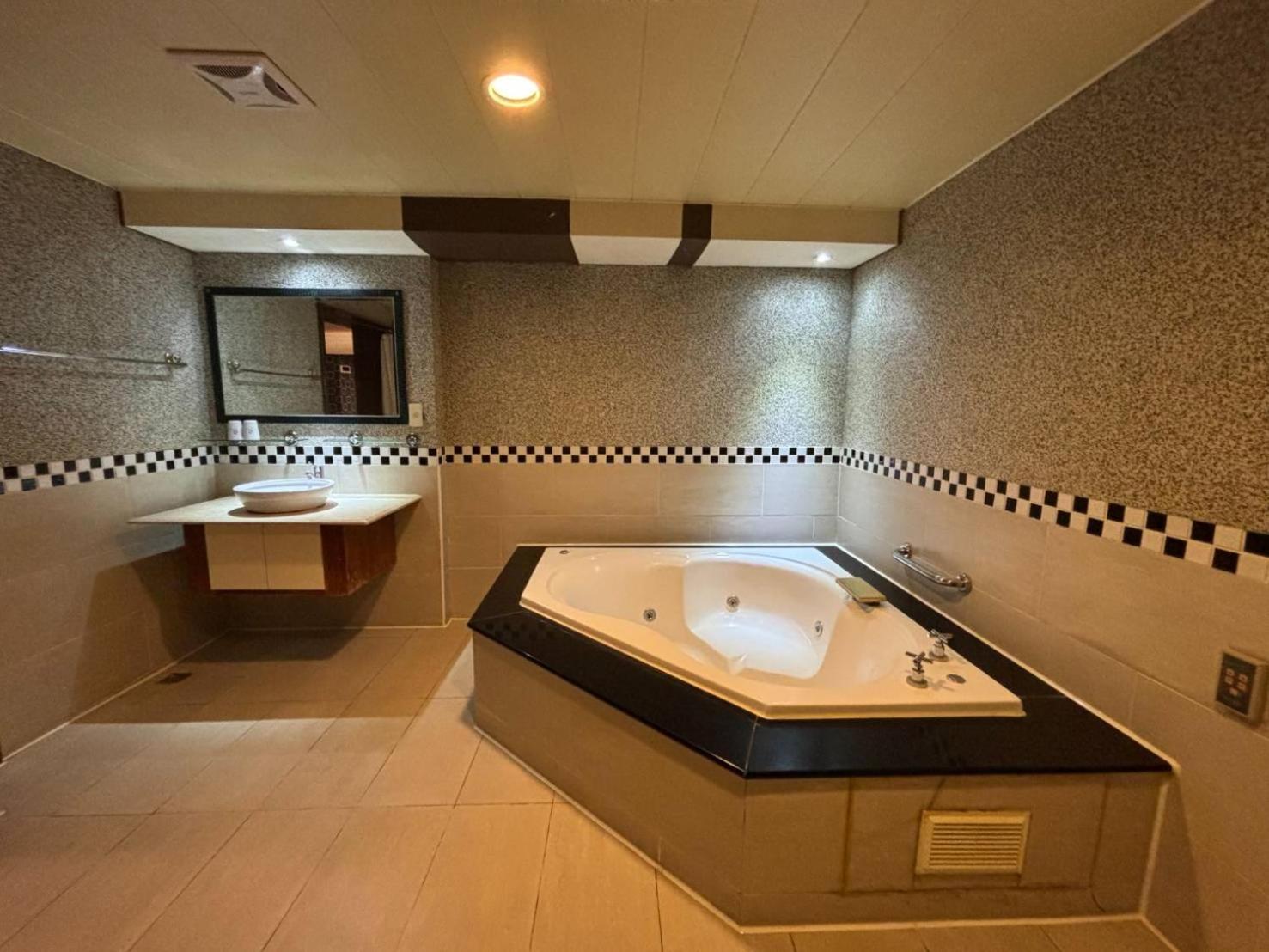 كاوشيونغ Hua Xiang Motel - Da Chang المظهر الخارجي الصورة